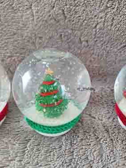 Boule à neige sapin décoré