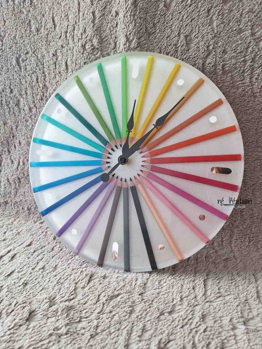 Horloge crayons de couleurs